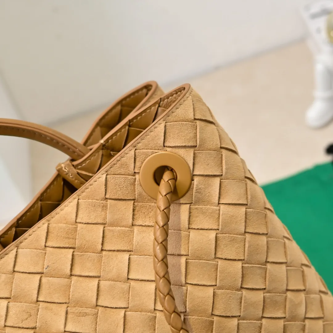 Batch 2360 BV new Andiamo is shipped‼ ️Really popular🔥The new Andiamo woven handbag launched by Bottega Veneta this season is really popular all over the world! ! Celebrities at home and abroad have worn it, and Oscar-winning actress Michelle Yeoh has taken it out on the street. Song Jia, Trai Yara, Yu Feihong, Sanji Ayaka, Rosie Hunting-Whiteley, Yoshioka Riho, etc. have all picked up this bag. It is classic and versatile, showing off its temperament, and the bag capacity is also large, which is very convenient for daily commuting! ! A variety of carrying methods, the shoulder straps can be adjusted by yourself, the original lambskin feels soft and delicate, and the unisex style breaks gender boundaries and brings a more practical and longer-lasting use experience. Andiamo, which has both elegant and casual styles, perfectly interprets the true appearance of "fashionable old money style". Style number: 8463 Size: 32*24*12